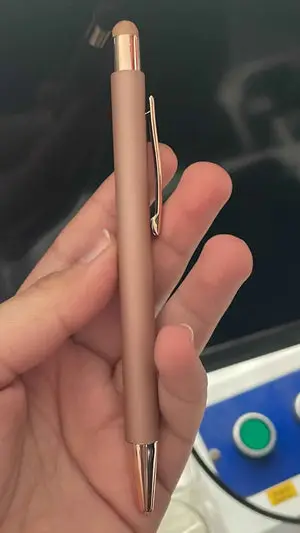 Stylo Élégant Marron Gravé – Finition Dorée vue 2