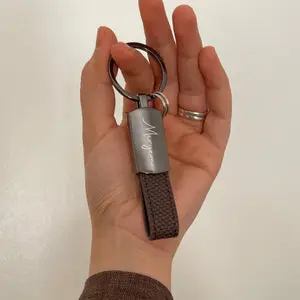 Porte-clés Marron Élégant Personnalisé vue 3