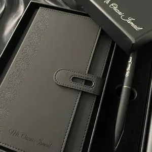 Coffret Carnet & Stylo Personnalisé – Élégance Noire vue 1